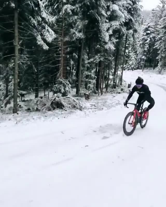 在冰天雪地里骑行 虽然骑不快但是很开心