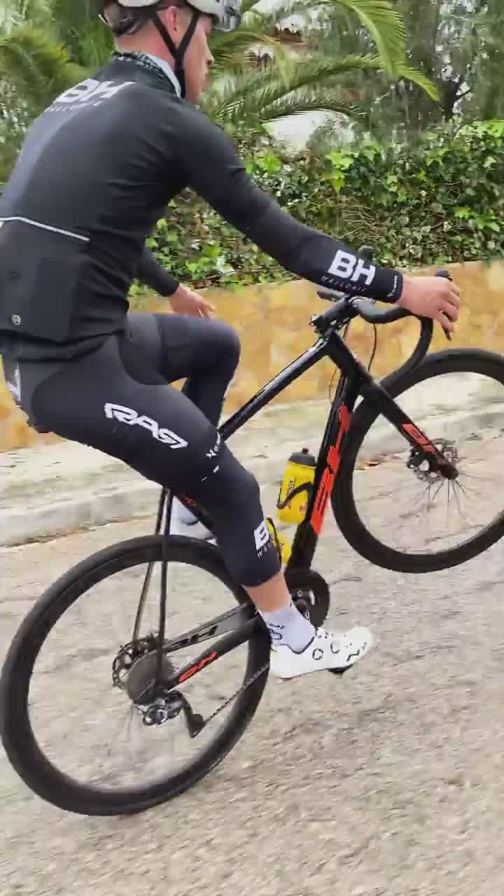 一言不合就玩起了wheelie 关键是还那么稳