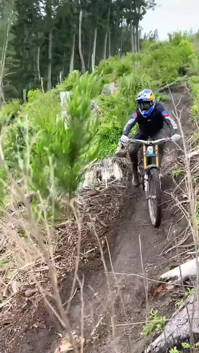 风驰电掣 近距离感受山地车速降的速度与激情