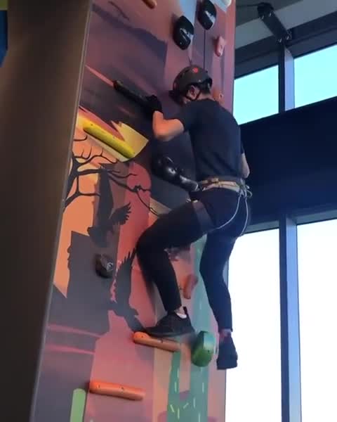 周天成训练攀岩，运动员要通过各种锻炼来增强体能