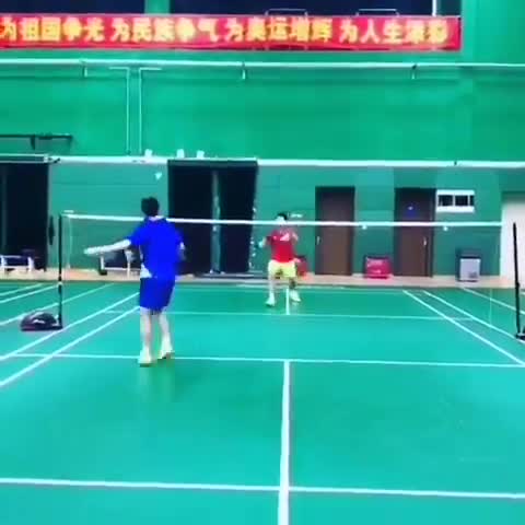 没有球拍怎么办？拿球筒凑合一下吧（视频来自互联网）