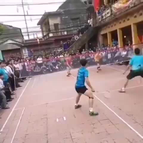 这么多人围观，如果你上场会紧张吗？（视频来自互联网）