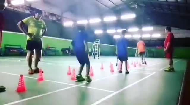羽毛球少年训练，每一步都很坚定（视频来自互联网）