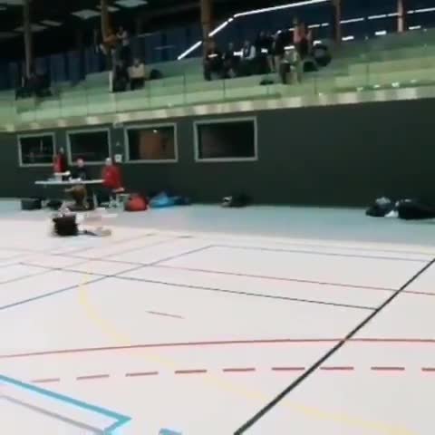 为了救球，匍匐冲刺也心甘情愿（视频来自互联网）