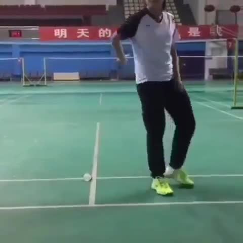 羽毛球酷炫技能，快来一起学（视频来自互联网）