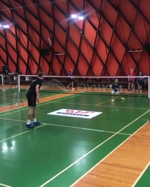 安赛龙训练小朋友，故意放慢了动作